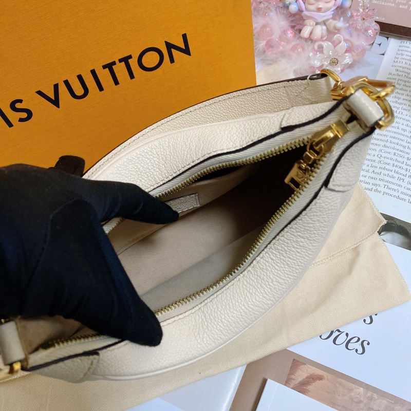 LV M46099牛皮壓紋牛角包腋下包 奶白 芯片款🏅-15