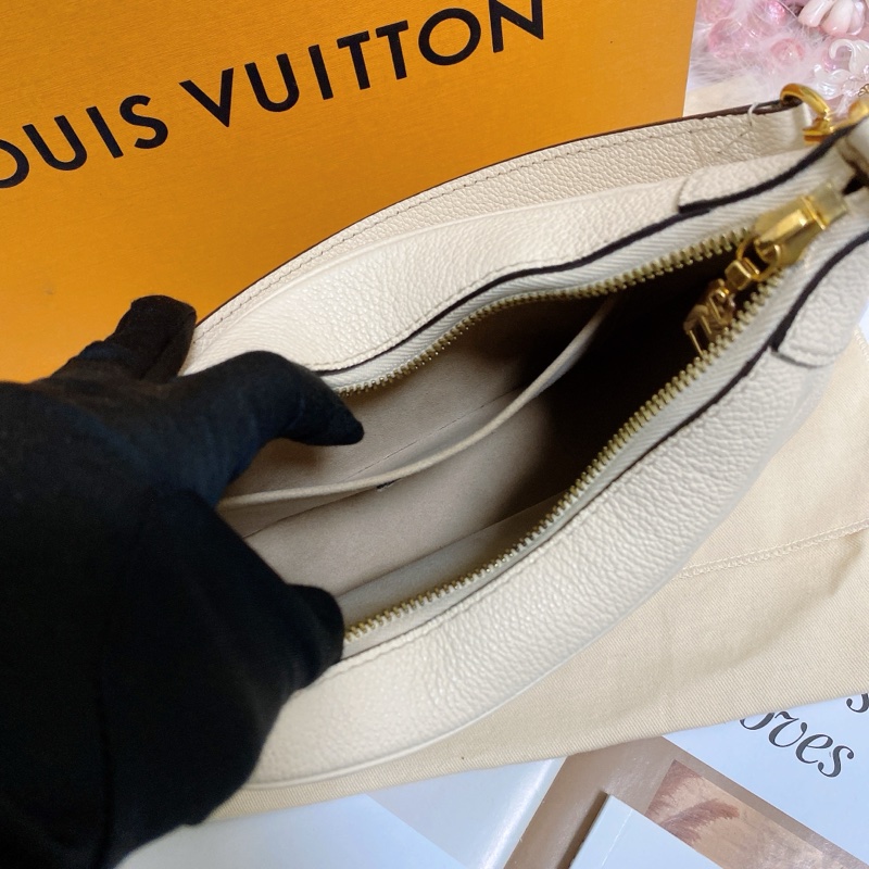 LV M46099牛皮壓紋牛角包腋下包 奶白 芯片款🏅-16