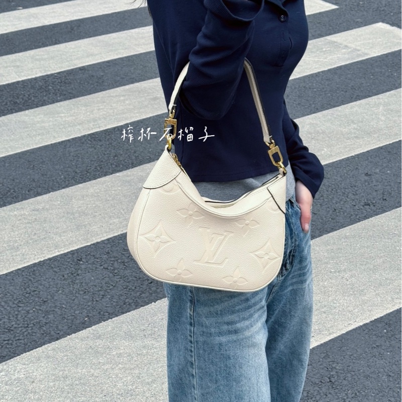 LV M46099牛皮壓紋牛角包腋下包 奶白 芯片款🏅-18