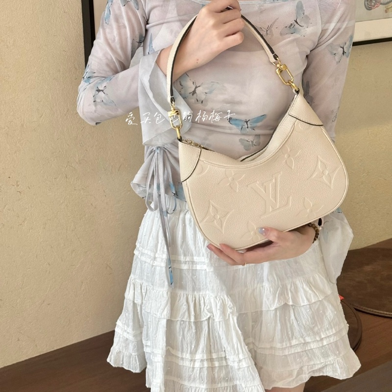 LV M46099牛皮壓紋牛角包腋下包 奶白 芯片款🏅-19