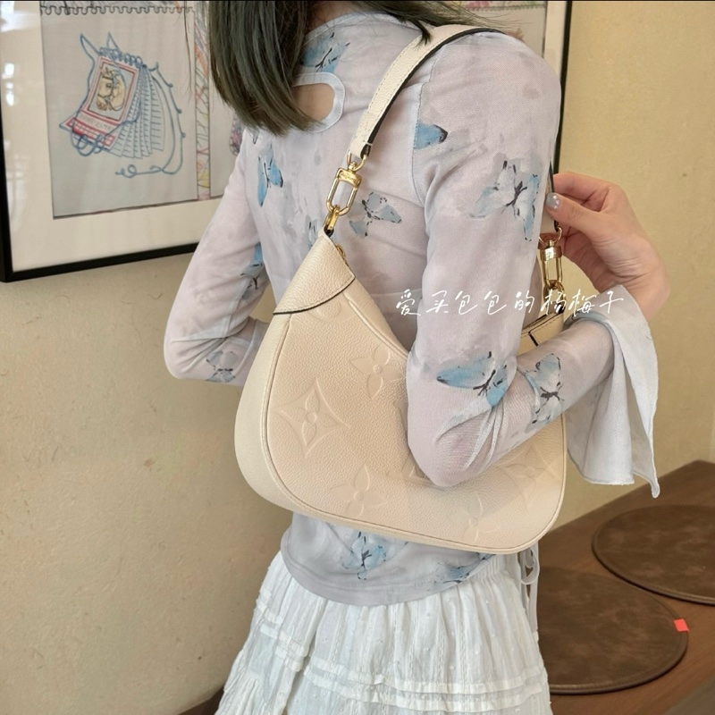 LV M46099牛皮壓紋牛角包腋下包 奶白 芯片款🏅-21