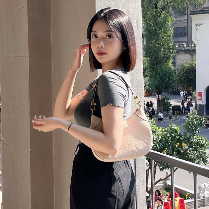 LV M46099牛皮壓紋牛角包腋下包 奶白 芯片款🏅-23