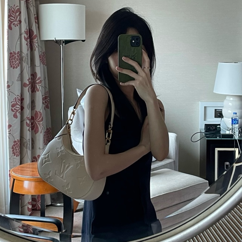 LV M46099牛皮壓紋牛角包腋下包 奶白 芯片款🏅-24