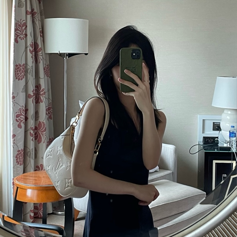 LV M46099牛皮壓紋牛角包腋下包 奶白 芯片款🏅-25