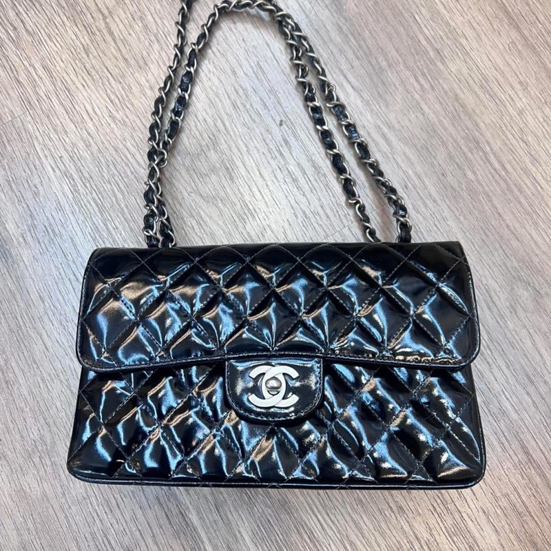 CHANEL 黑色漆皮 涼皮 雙蓋 皮穿練 coco 25cm 肩背包 側背包 斜背包 #割愛收藏 vintage 85新  正常使用痕跡  這個專櫃現在現在同系列新款要40萬 🛫-4