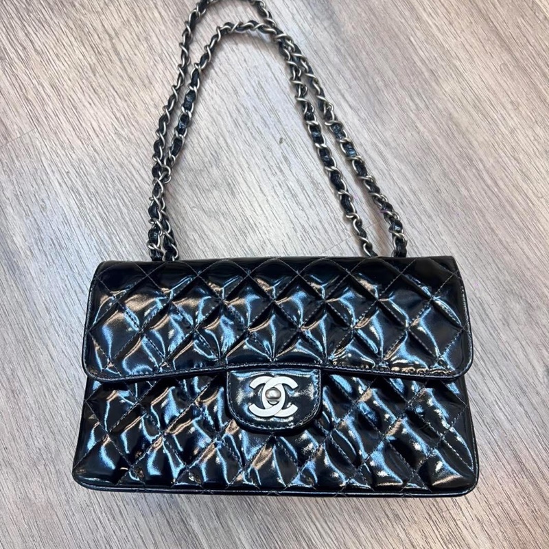 CHANEL 黑色漆皮 涼皮 雙蓋 皮穿練 coco 25cm 肩背包 側背包 斜背包 #割愛收藏 vintage 85新  正常使用痕跡  這個專櫃現在現在同系列新款要40萬 🛫-5