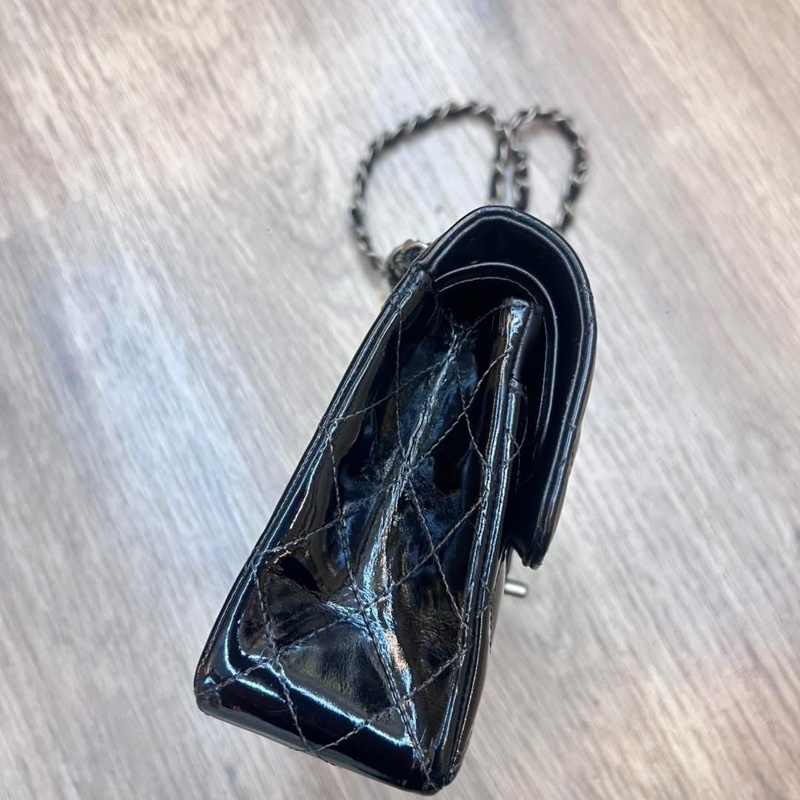 CHANEL 黑色漆皮 涼皮 雙蓋 皮穿練 coco 25cm 肩背包 側背包 斜背包 #割愛收藏 vintage 85新  正常使用痕跡  這個專櫃現在現在同系列新款要40萬 🛫-6