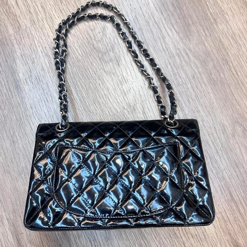 CHANEL 黑色漆皮 涼皮 雙蓋 皮穿練 coco 25cm 肩背包 側背包 斜背包 #割愛收藏 vintage 85新  正常使用痕跡  這個專櫃現在現在同系列新款要40萬 🛫-7