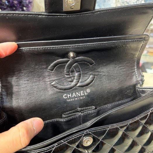 CHANEL 黑色漆皮 涼皮 雙蓋 皮穿練 coco 25cm 肩背包 側背包 斜背包 #割愛收藏 vintage 85新  正常使用痕跡  這個專櫃現在現在同系列新款要40萬 🛫-10