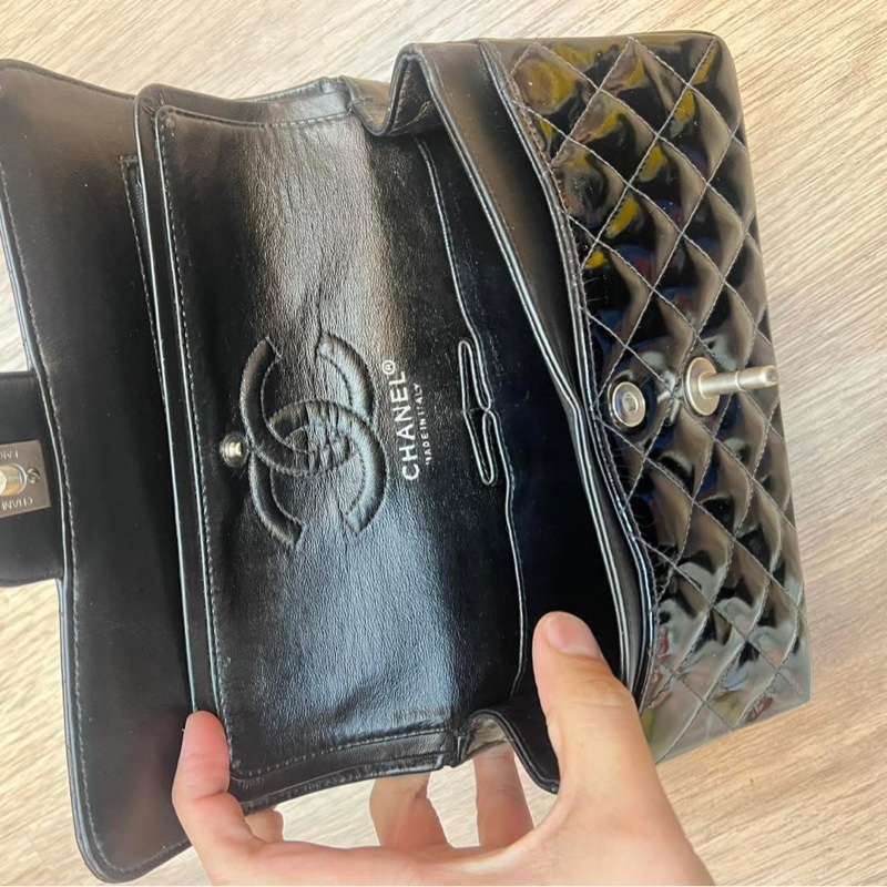 CHANEL 黑色漆皮 涼皮 雙蓋 皮穿練 coco 25cm 肩背包 側背包 斜背包 #割愛收藏 vintage 85新  正常使用痕跡  這個專櫃現在現在同系列新款要40萬 🛫-25