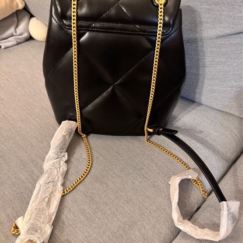 TORY BURCH Kira 菱格紋縫線迷你轉釦後背包 黑色-1