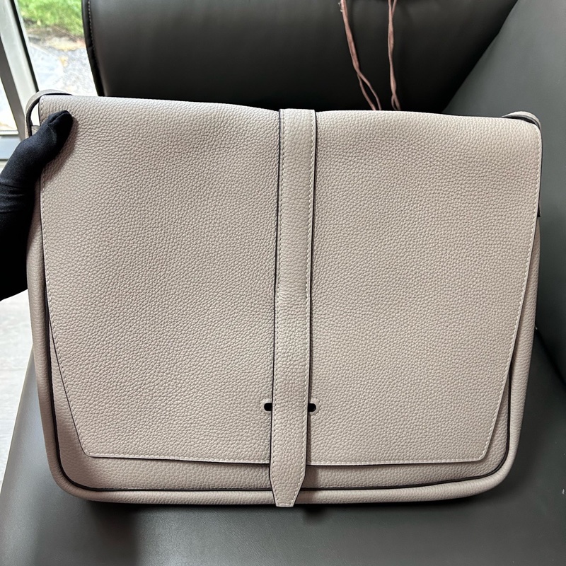 HERMES愛馬仕！Steve light junior灰色銀扣 信使郵差包，尺寸約36×5×30.5cm，D刻，Togo牛皮柔軟耐磨手感細膩，肩帶可調節，附件：塵袋、盒子-0