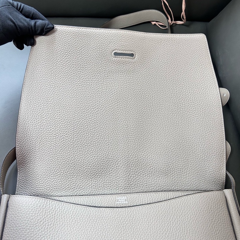 HERMES愛馬仕！Steve light junior灰色銀扣 信使郵差包，尺寸約36×5×30.5cm，D刻，Togo牛皮柔軟耐磨手感細膩，肩帶可調節，附件：塵袋、盒子-1