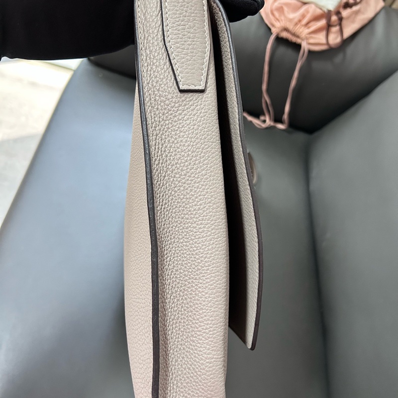 HERMES愛馬仕！Steve light junior灰色銀扣 信使郵差包，尺寸約36×5×30.5cm，D刻，Togo牛皮柔軟耐磨手感細膩，肩帶可調節，附件：塵袋、盒子-3