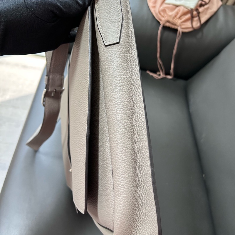 HERMES愛馬仕！Steve light junior灰色銀扣 信使郵差包，尺寸約36×5×30.5cm，D刻，Togo牛皮柔軟耐磨手感細膩，肩帶可調節，附件：塵袋、盒子-4