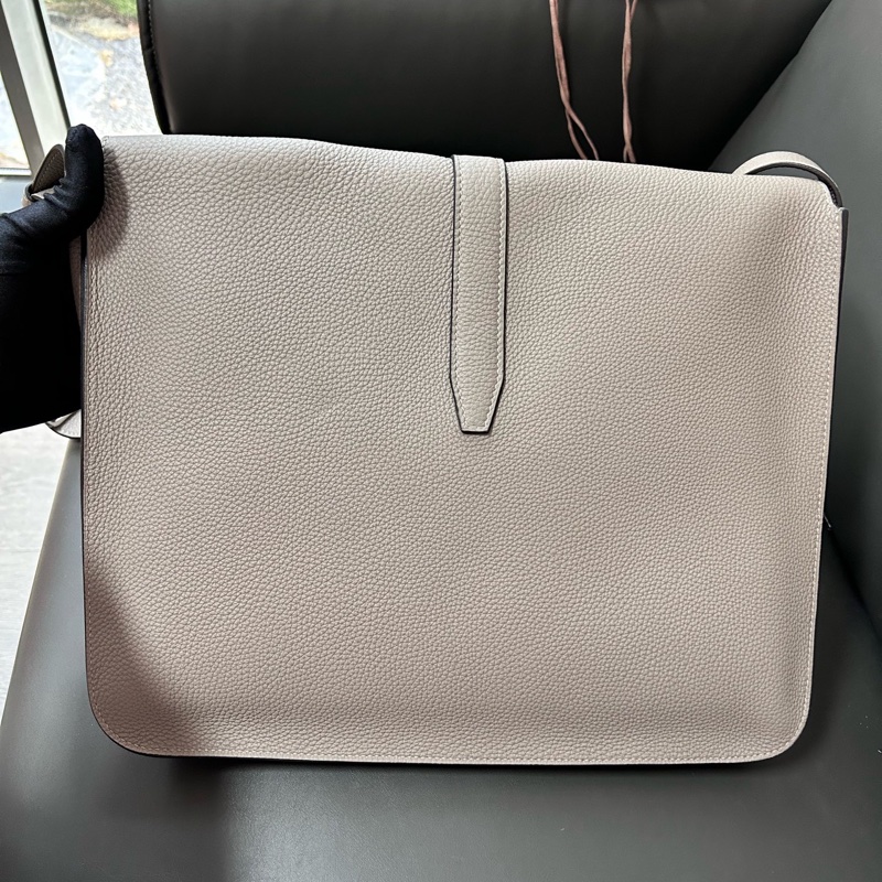 HERMES愛馬仕！Steve light junior灰色銀扣 信使郵差包，尺寸約36×5×30.5cm，D刻，Togo牛皮柔軟耐磨手感細膩，肩帶可調節，附件：塵袋、盒子-5