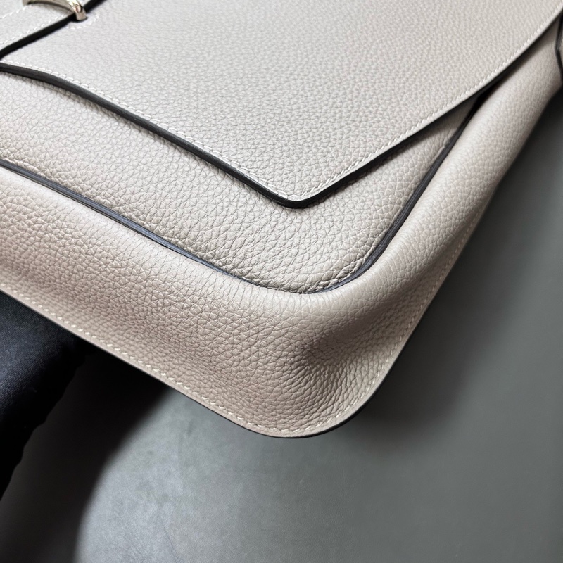 HERMES愛馬仕！Steve light junior灰色銀扣 信使郵差包，尺寸約36×5×30.5cm，D刻，Togo牛皮柔軟耐磨手感細膩，肩帶可調節，附件：塵袋、盒子-7