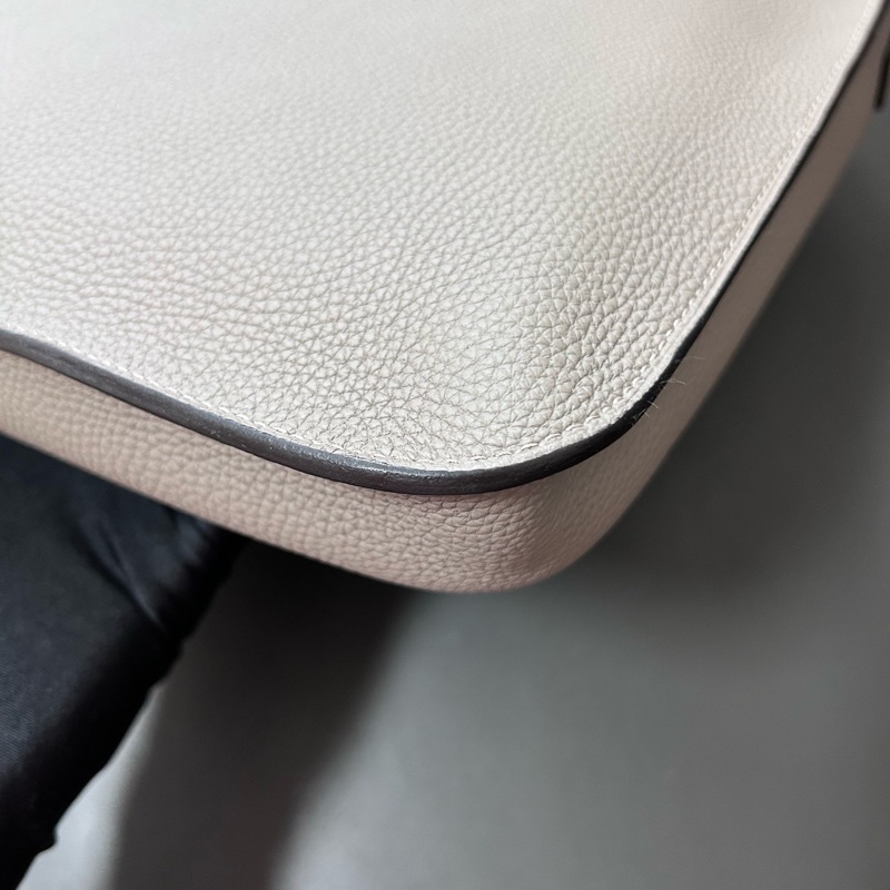 HERMES愛馬仕！Steve light junior灰色銀扣 信使郵差包，尺寸約36×5×30.5cm，D刻，Togo牛皮柔軟耐磨手感細膩，肩帶可調節，附件：塵袋、盒子-8