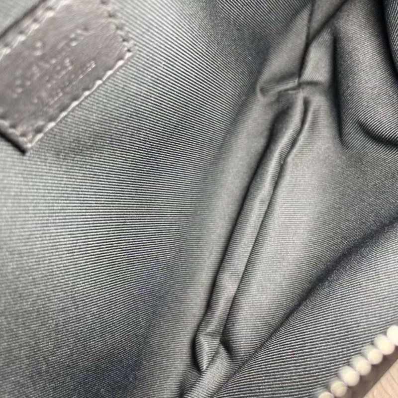 ✨ LV Discovery 黑色全皮壓紋腰包胸包44*15*9 98新配件塵袋-1