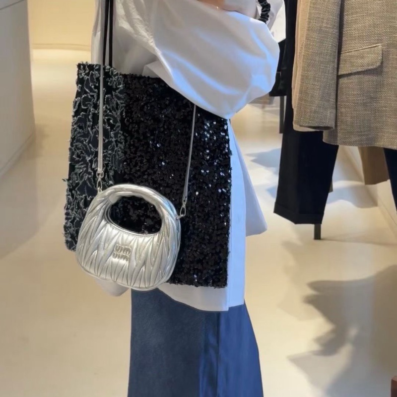 Miumiu wander mini肩背斜背包18*16*6 98新配件塵袋-1