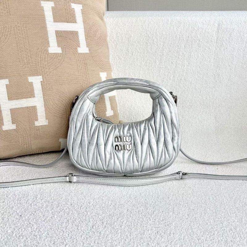 Miumiu wander mini肩背斜背包18*16*6 98新配件塵袋-2