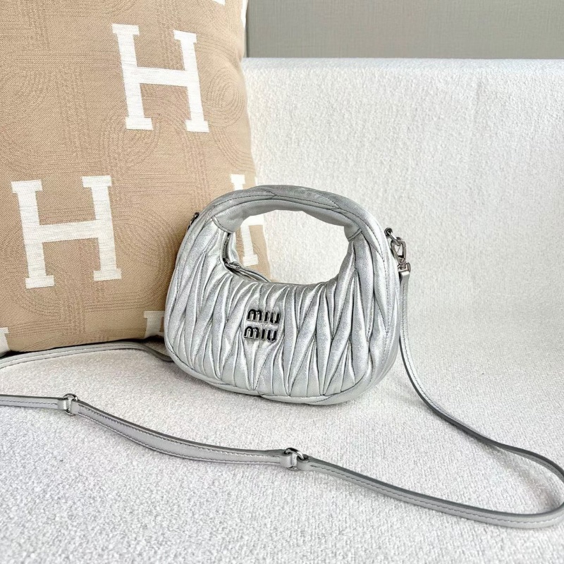 Miumiu wander mini肩背斜背包18*16*6 98新配件塵袋-4