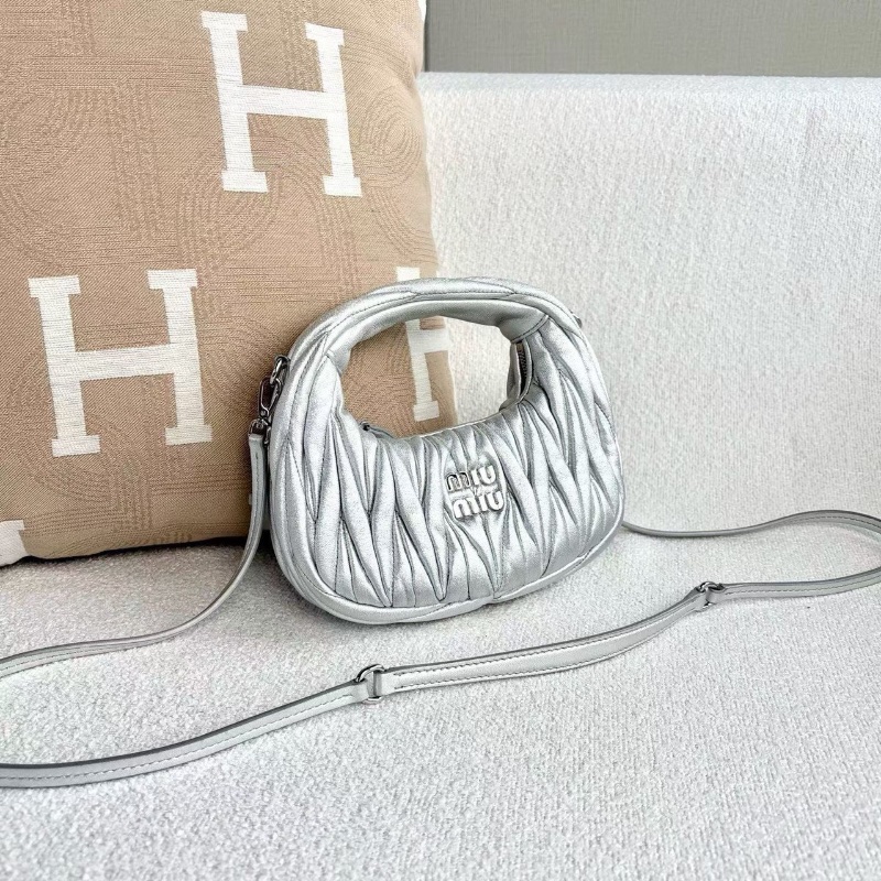 Miumiu wander mini肩背斜背包18*16*6 98新配件塵袋-5