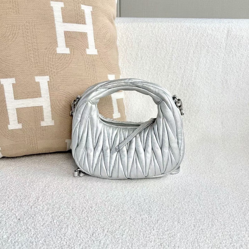 Miumiu wander mini肩背斜背包18*16*6 98新配件塵袋-6