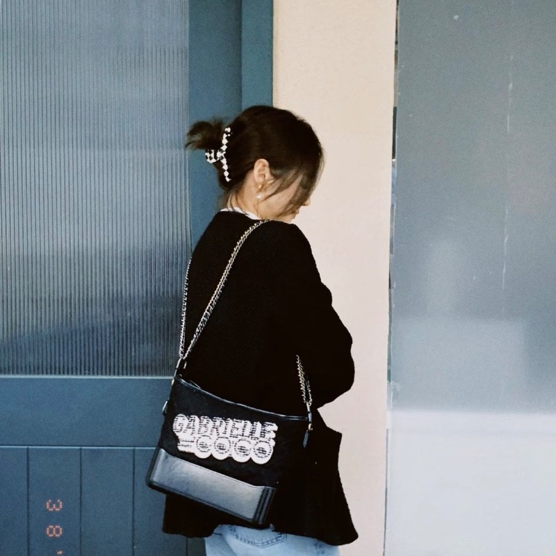 CHANEL 黑金流浪中號字母印花肩背斜背包28*22*10 98新配件塵袋-0