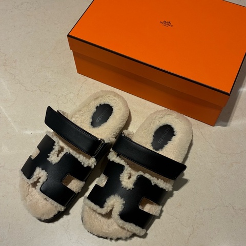 Hermes 黑皮革泰迪二舅拖