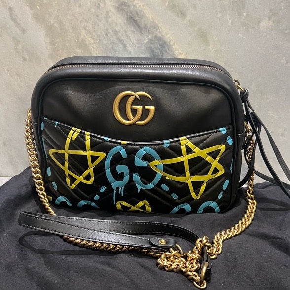 Gucci Marmont系列星星塗鴉款牛皮斜背相機包-1