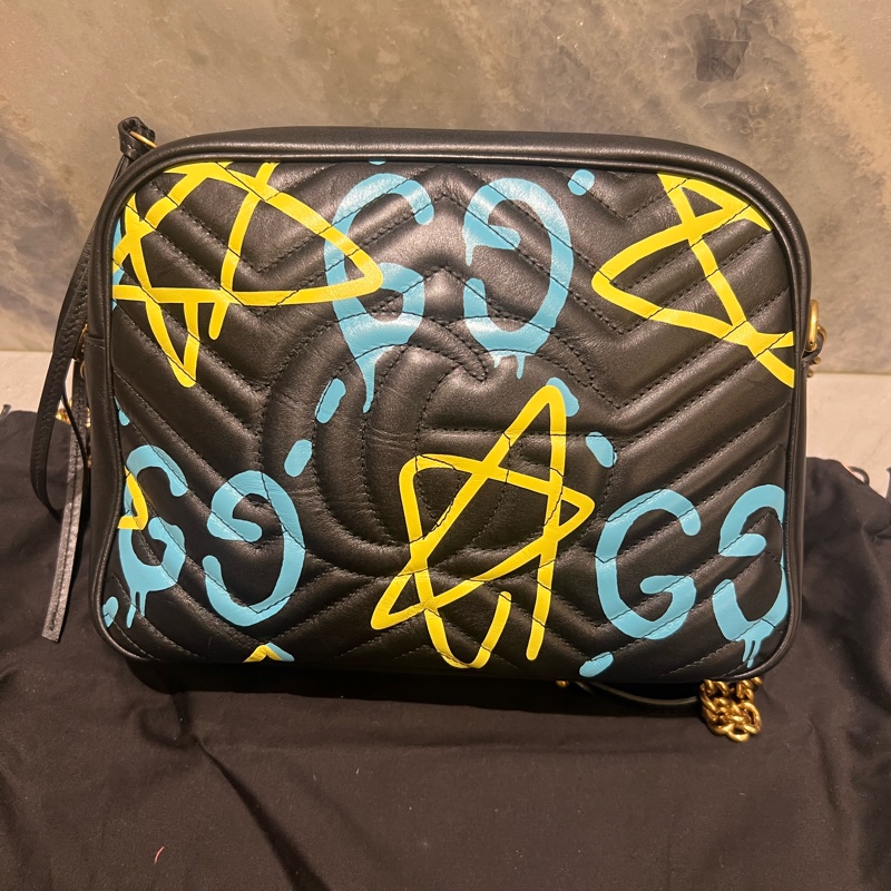 Gucci Marmont系列星星塗鴉款牛皮斜背相機包-4