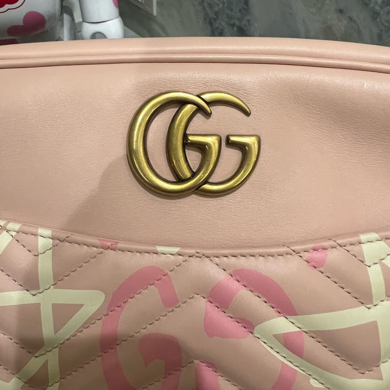 Gucci GG Marmont 系列粉紅色相機包-3