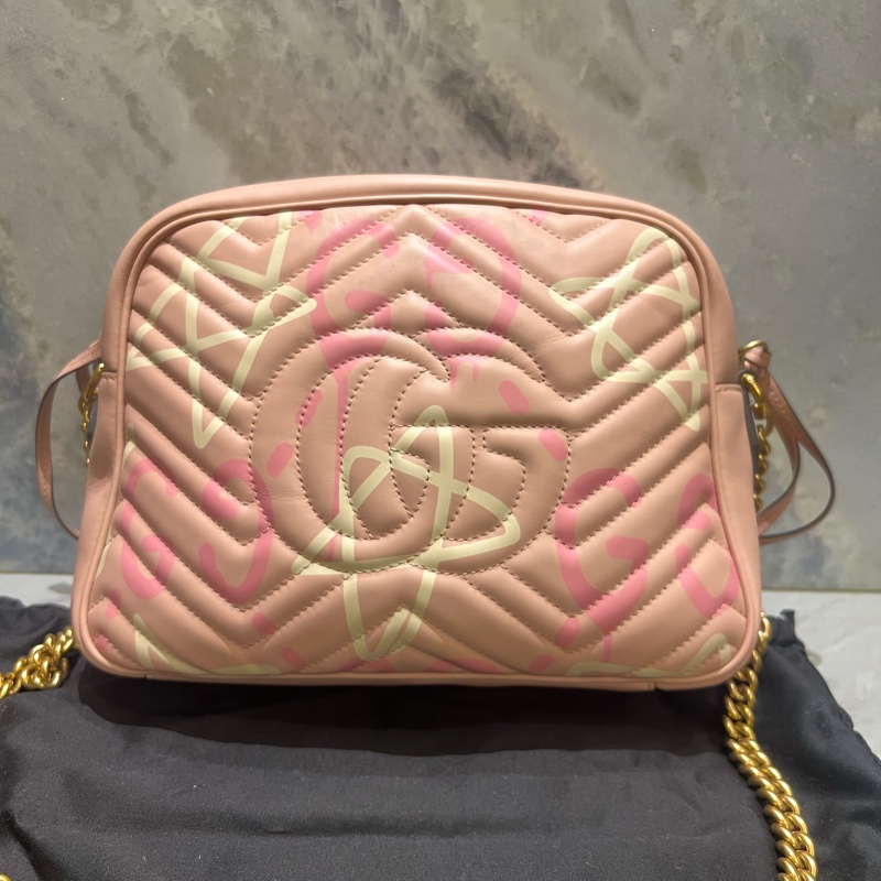 Gucci GG Marmont 系列粉紅色相機包-6