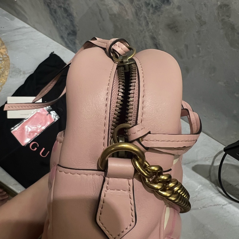 Gucci GG Marmont 系列粉紅色相機包-11