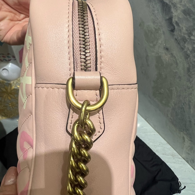 Gucci GG Marmont 系列粉紅色相機包-12