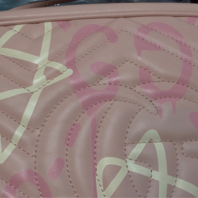 Gucci GG Marmont 系列粉紅色相機包-7