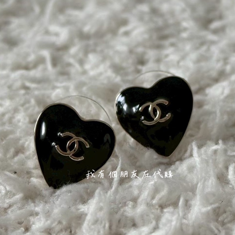 《我有個朋友在代購》香奈兒黑色琺瑯迷你愛心耳環🖤-0