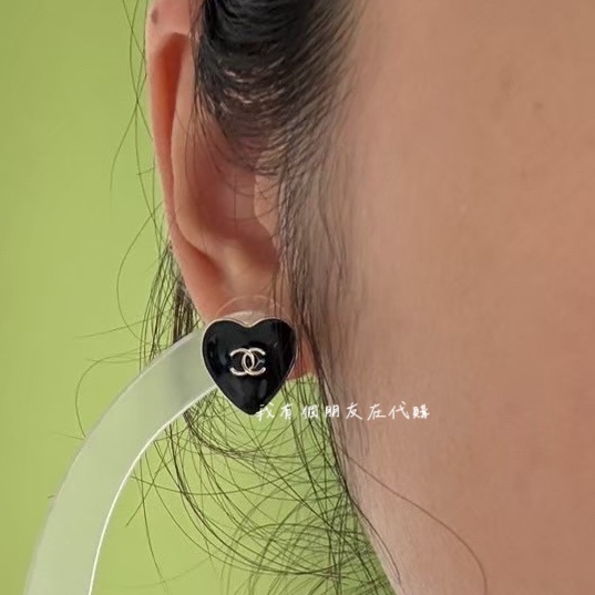 《我有個朋友在代購》香奈兒黑色琺瑯迷你愛心耳環🖤-2