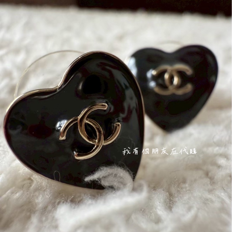 《我有個朋友在代購》香奈兒黑色琺瑯迷你愛心耳環🖤-3
