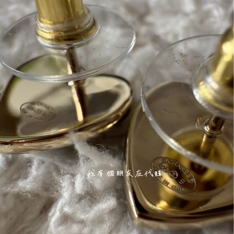 《我有個朋友在代購》香奈兒黑色琺瑯迷你愛心耳環🖤-4