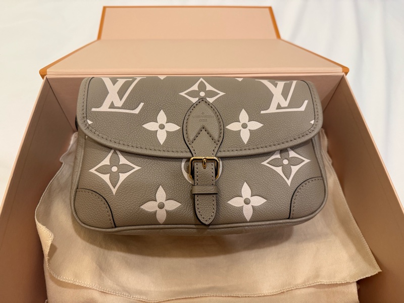 Louis Vuitton Diane LV法棍包 M46583 斑鳩灰 全新專櫃正品 奶茶色 大象灰-0