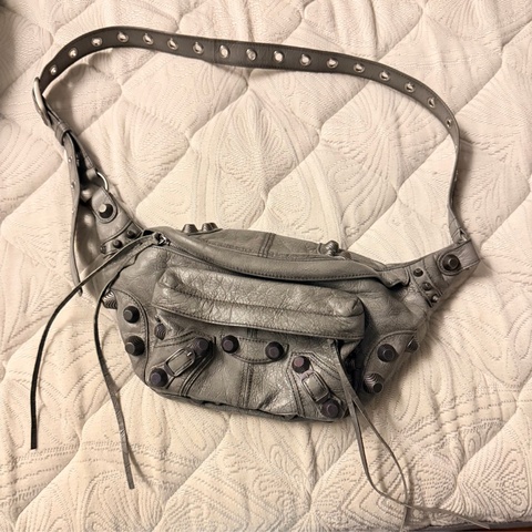 Balenciaga 巴黎世家 Le Cagole 系列鉚釘皮革腰包