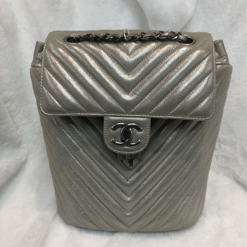 Chanel 銀色V紋背囊 XC245
