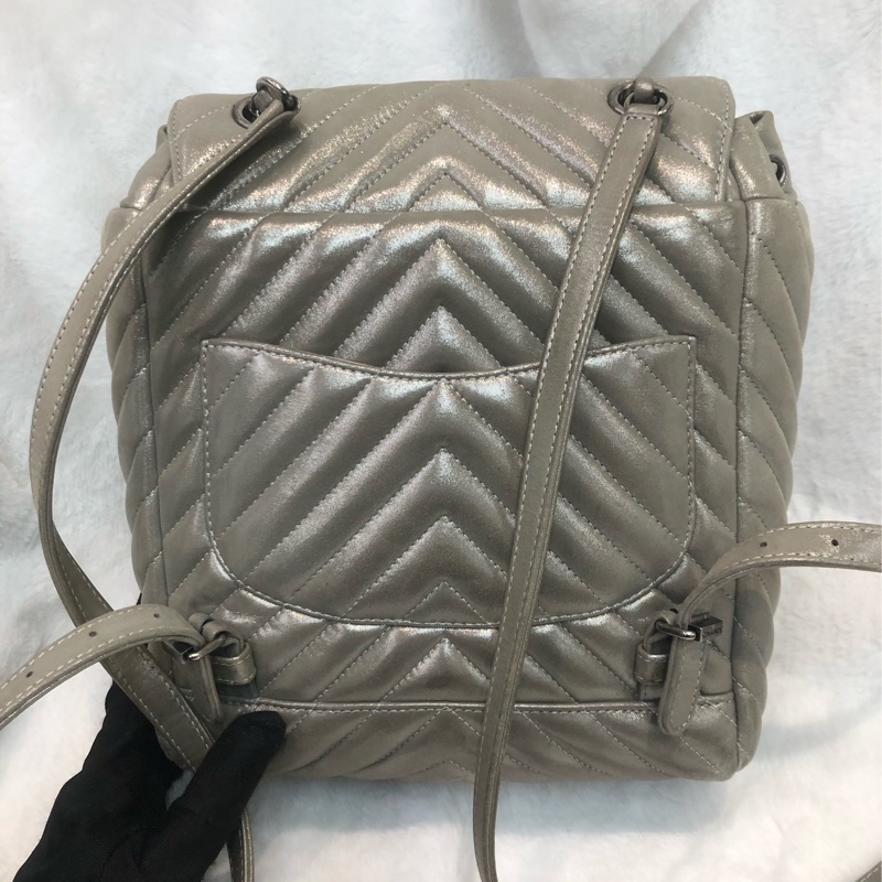 Chanel 銀色V紋背囊 XC245-1