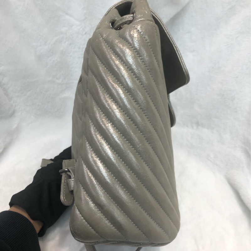Chanel 銀色V紋背囊 XC245-2