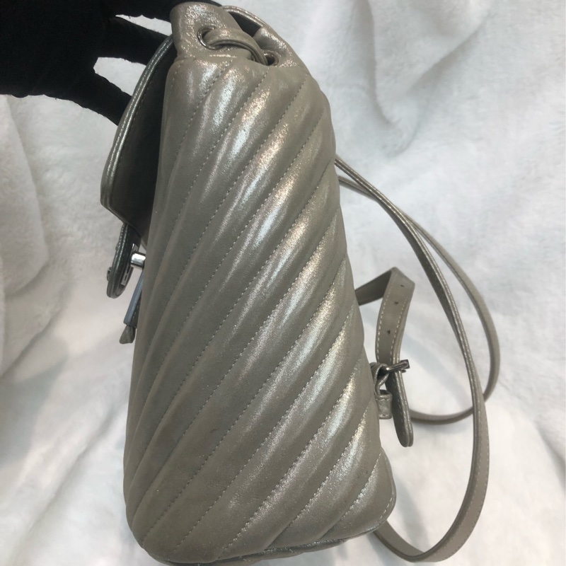 Chanel 銀色V紋背囊 XC245-3