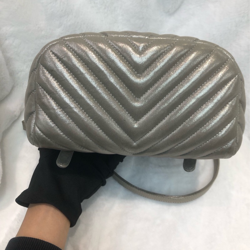 Chanel 銀色V紋背囊 XC245-4