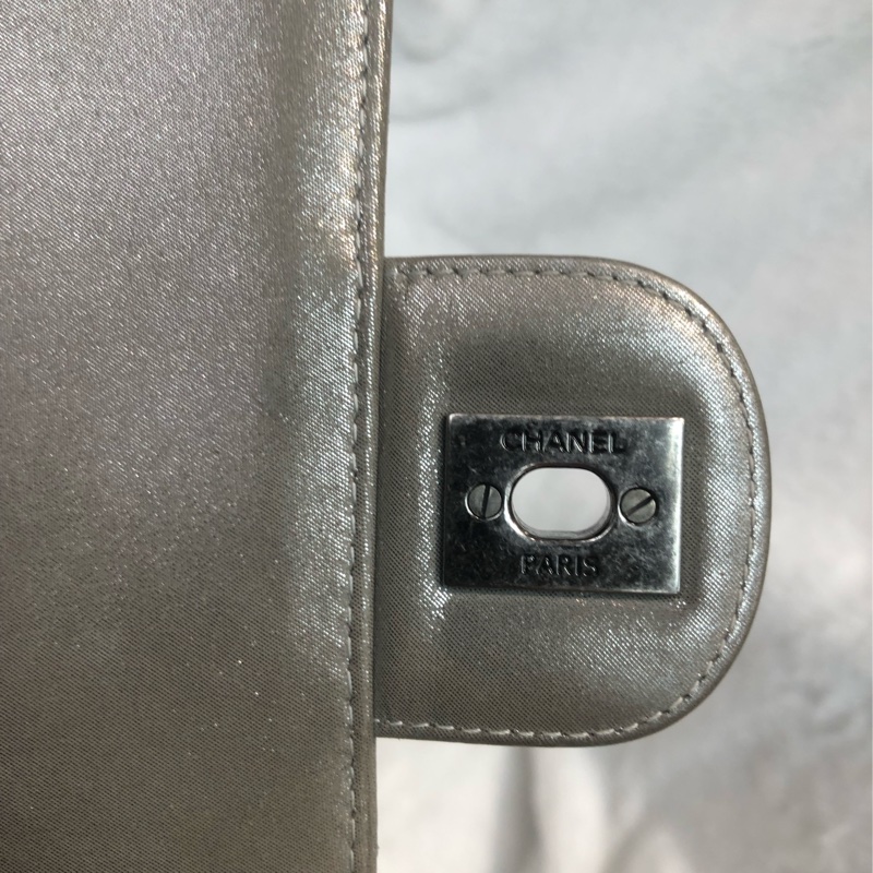 Chanel 銀色V紋背囊 XC245-8