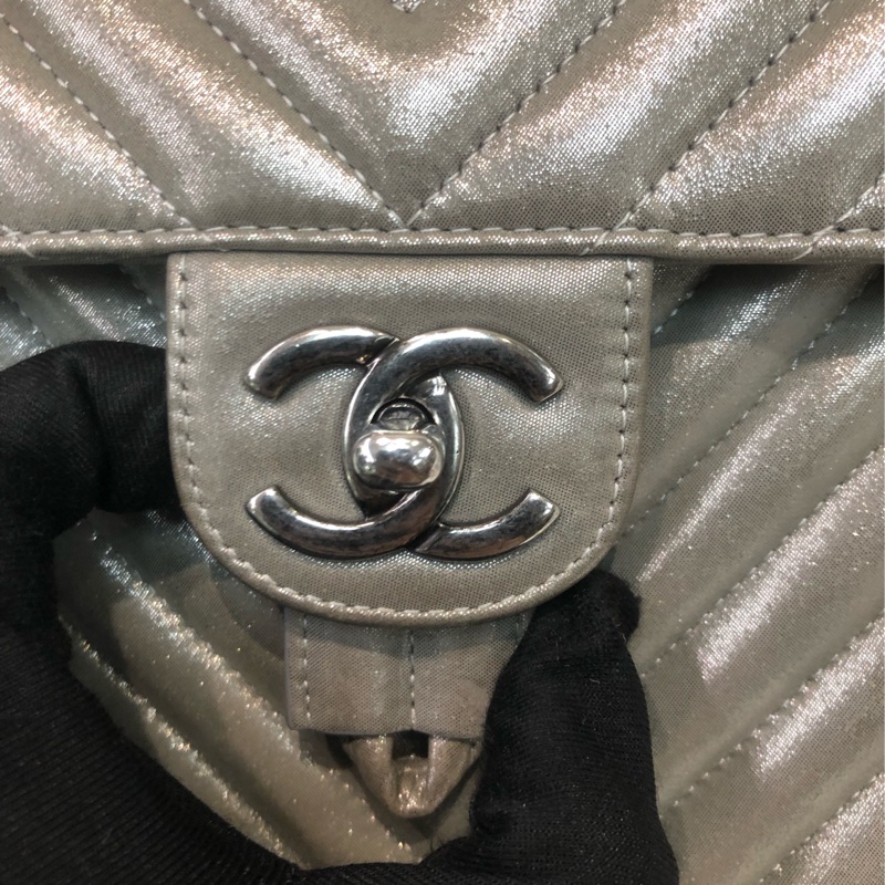 Chanel 銀色V紋背囊 XC245-9